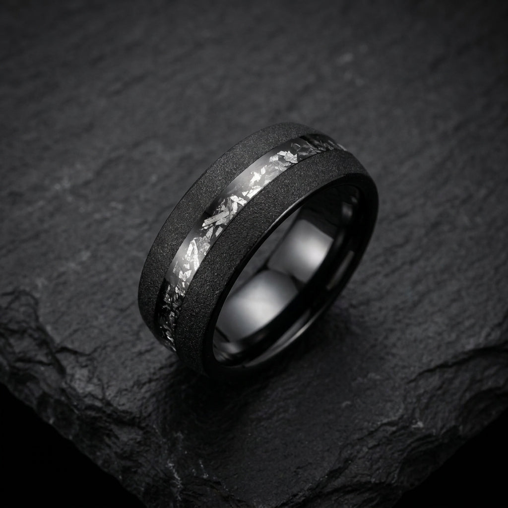 Bague Cosmos Noire, tungstène noir sablé et météorite Gibeon