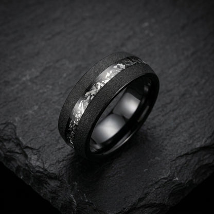 Bague Cosmos Noire, tungstène noir sablé et météorite Gibeon